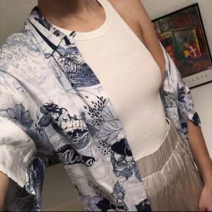 Hawaiiskjorta köpt secondhand, storlek L. Fin kvalite, hör av dig om du undrar något om plagget ✨
