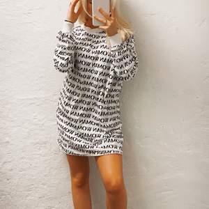 En hoodie klänning med texten ”Woman” över hela klänningen. Den är i storlek Xs och använd 1 gång💗
