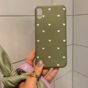 iPhone xs Max skal  - Hårt grönt silikon skal med rosa hjärtan.              Högsta bud: 100kr