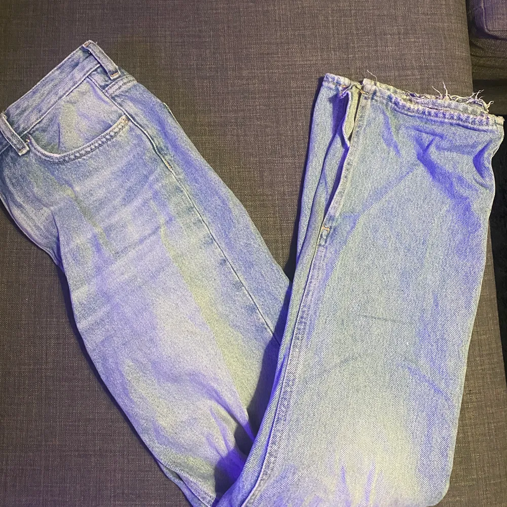 Säljer dessa superfina blåa raka jeans med slit där nere på båda benen:) verkligen jättefina och sitter jättebra men de har tyvärr blivit förstora då jag gått ner i vikt:/dem har lite slitningar där nere eftersom att jag är vådligt kort så har gått på dem haha:)kontakta mig vid intresse eller frågor💙. Jeans & Byxor.