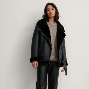 Svart Pilotjacka  - Säljer denna superfina pilotjackan med fordring inuti, perfekt att ha nu till vintern. Jackan kostar 1000kr original.  Köparen står för frakten 63kr 🖤🖤