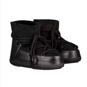 Svarta tjocka inuikii skor, stl 40. Använda cirka fem gånger, köpta förra vintern. Nypris - 2 999kr.