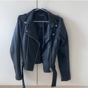Skinnjacka - Säljer min så snygga lite oversized skinn/läder jacka. Den är knappt använd så är därför i nyskick! Skriv om ni vill köpa💗