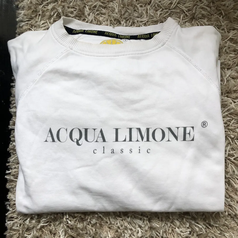 Vit sweatshirt från Acqua Limone i storlek S. Lite oversize i modellen. Väldigt fint skick! Frakt tillkommer 💕 . Tröjor & Koftor.