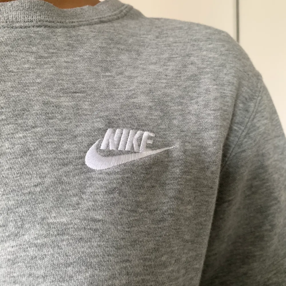 Grå sweatshirt från Nike i strl S. Oversized. Bra skick, inga hål eller skador. Köparen står för frakten, inga byten eller returer.. Hoodies.
