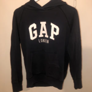 Gap hoodie, storlek S - Marinblå hoodie från GAP, skickar fler bilder vid intresse!!