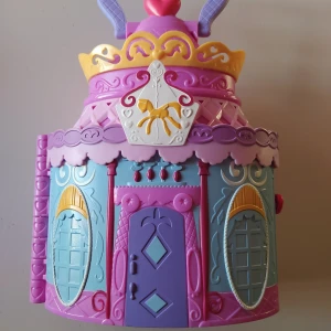 My Little pony väska/hus - Perfekt julklapp! Jättefint skick. Öppningsbart med handtag. Man kan skifta miljöer genom att bläddra.