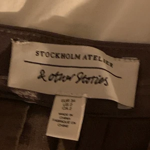 And other stories byxor  - Superfina byxor från and other stories som tyvärr har blivit för små. Jag är 173 och de är lite i kortaste laget. Nypris är 790 och jag säljer de för 150+frakt📦 färgen framgår inte så bra på bilderna  så kan skicka fler bilder vid intresse! 