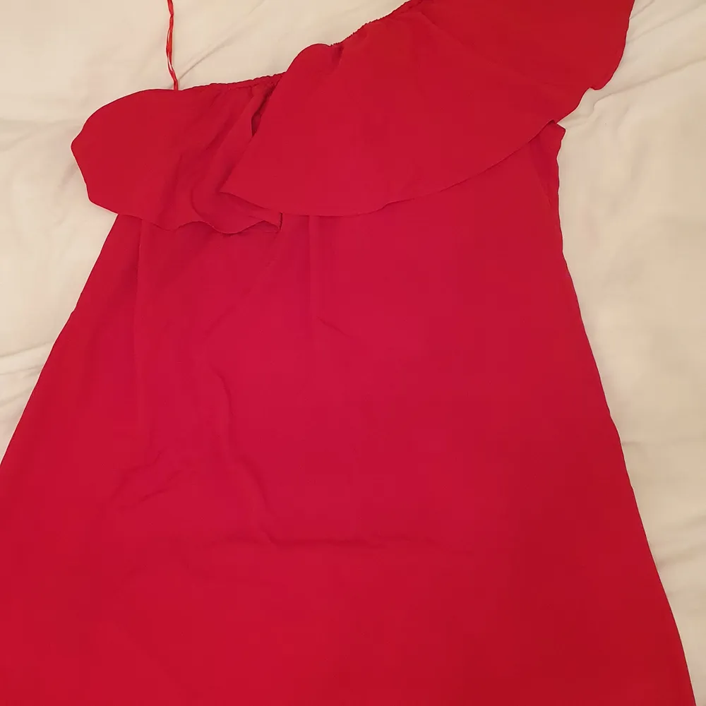 Lilla  size 40 använd 1 gång 100 kr. Blommig klänning  size M från paris använd 1 gång 100 kr. Röd kläning size 44 anänd 4 gånger 60 kr.swish eller kontanter.. Klänningar.