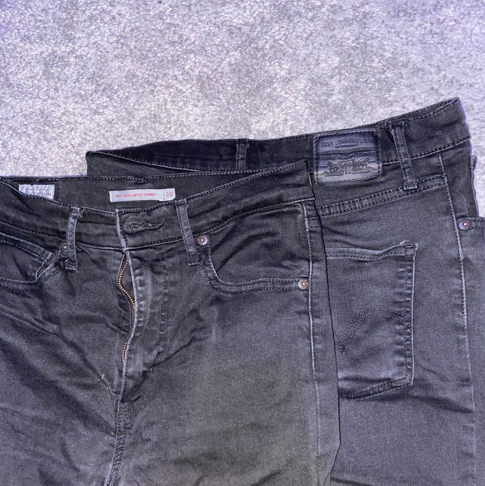 Säljer 2 st Levi’s jeans i storlek 28 (vet ej längd) då de har blivit för stora för mig. Modellen är High Rise Super Skinny. Har använt de ett par gånger. Säljer båda 2 för 500 kr inkl frakt eller 1 för 300 kr inkl frakt. Jag byter gärna också saker! Kontakta ifall du har frågor/är intresserad! :) (Nypris på ett par jeans är ca 1 000 kr). Jeans & Byxor.
