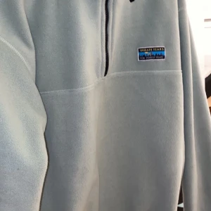 Junkyard Fierce Fleece - Haft denna tröjan i typ två månader och den är använd ungefär fem gånger. Färgen är mint grön den ser lite blåare ut på bilden. Tröjan är i storlek S men passat även M. Tar bud från 300kr