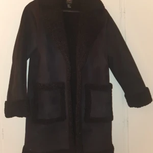 Teddy kappa  - Teddy kappa i storlek Medium från forever 21 helt ny men saknar taggar 💕 