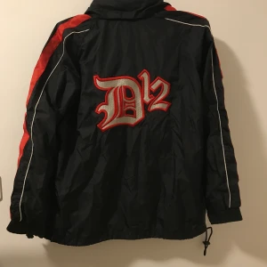 Vindjacka  - Vindjacka från märket Dragon jeans, väldigt 00-tal pch svincool tyvärr inte fått nån användning av mig! Dragkedjan är trasig men snygg att ha den öppen! Frakt 66kr 