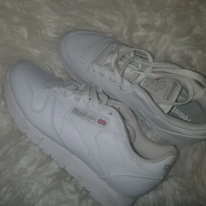Reebok sneakers - Reebok sneakers i storlek 37 använda en gång 💕