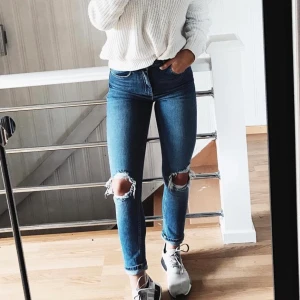 Jeans - Jättesnygga jeans från Gina, hål i knäna och så har jag klippt upp lite nere vid ankeln så det blir en slits. Knappt använda! Strl S. Kan skickas mot fraktkostnad 😊🌸