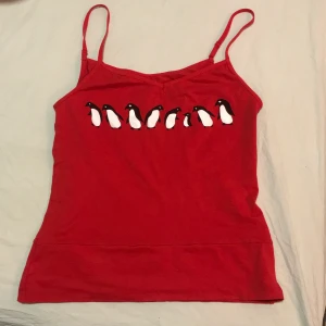 Rött gulligt linne - Rött linne med pinginer. Skit gulligt köpt second hand. Jag har inte använt de något vilket är synd för de är sjukt gulligt. Går att justera på banden. Kan mötas eller står köparen för frakten. 