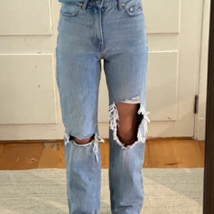 Jeans! - Säljer jättefina byxor i nyskick! Köpte för 500 men säljer för 300. ❤️