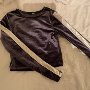 Långärmad topp - Köpt secondhand men säljer då den är för liten! Har vanligtvis strl M men denna är i XS så det var en chansning💞 passar till vardags såväl som till fest