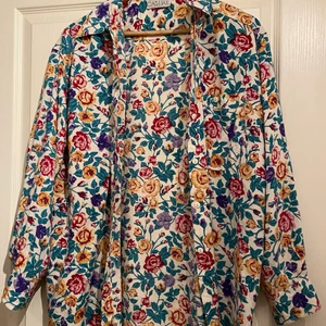 Skjorta - Älskar denna skjorta men använder knappt längre! Köpt secondhand men är som ny egentligen. Fint mönster med alla knappar intakta. Den är lite oversized, strl uppskattad!💞