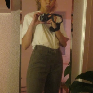 gröngrå momjeans  - Megasköna urtvättade momjeans, väldigt 90tal. Hög midja. Passar 36-38 (size 8) :) 