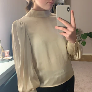 Topp - Supersnygg och skön topp i silke med ballongärm från Gina tricot! Pris 50 kr + frakt🤍🤍