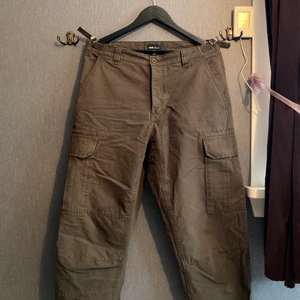 Gröna byxor - Militär gröna byxor som har Loose fit. Med fickor på sidorna. Väldigt sköna men säljer då det inte är min storlek. 