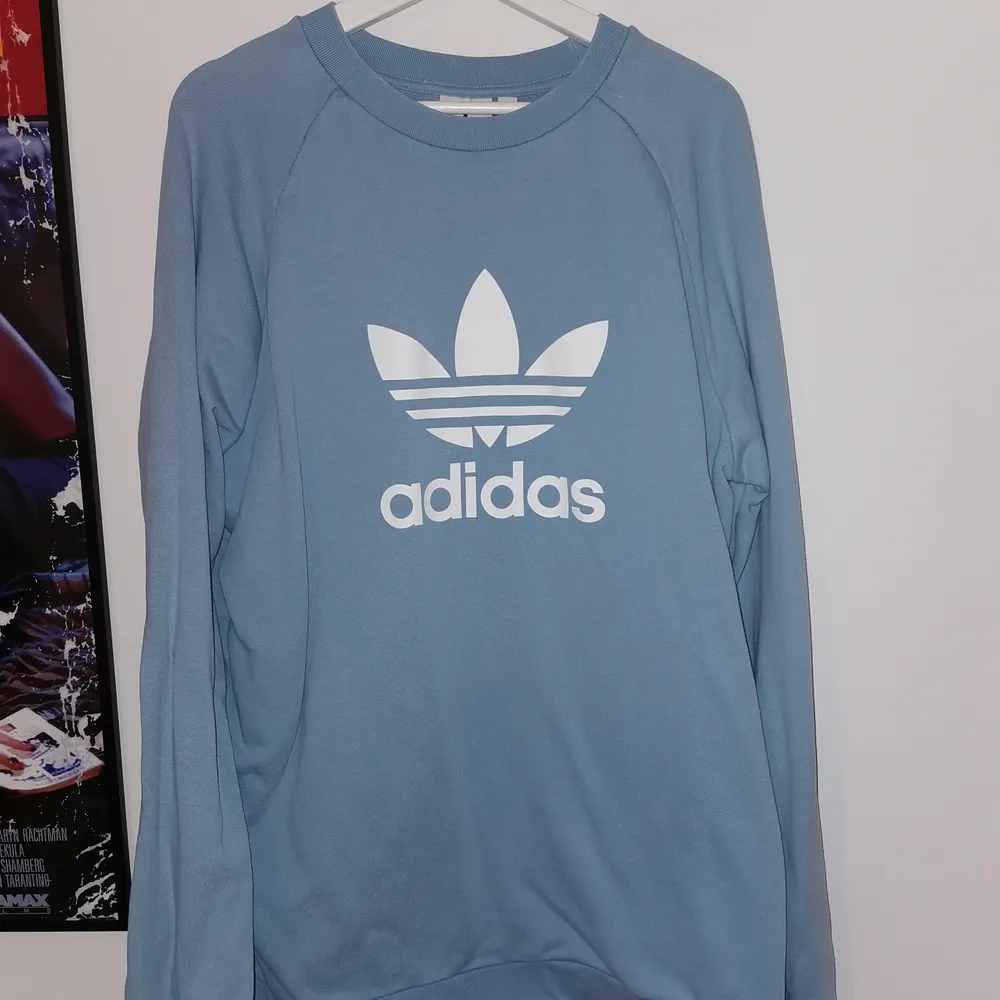 Säljer en sweatshirt från Adidas som inte kommer till användning längre. Plagget är i stl XL och väldigt bra skick. Skriv om intresserad :) . Tröjor & Koftor.