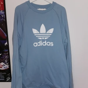 Adidas Sweatshirt  - Säljer en sweatshirt från Adidas som inte kommer till användning längre. Plagget är i stl XL och väldigt bra skick. Skriv om intresserad :) 