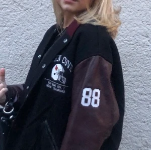 COLLEGE JACKA ❤️ - Säljer snyggaste college jackan som är köpta för 700kr i Los Angeles. Den är använd men i topp skick! Är i xs men skulle säga att den passar xs-m  ❤️ HÖGSTA BUD: 1330kr ❤️ MÅSTE HÖJA MED MINST 10kr❤️❤️❤️