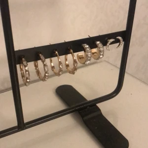 Örhängen  - Jätte fina örhängen från H&M, 20kr för ett par 