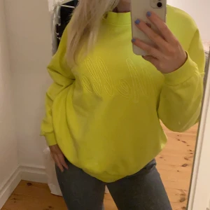 Stor tröja - En jätte fin neon tröja i grön/gul lysande. Använd ett fåtal gånger men inte nopprigt eller fläckig💞 😁