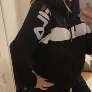 Fila hoddie - En jätte mysig och större hoddie i stoleken M. Använd ett fårtal gånger.  De är luva och dragkedja Frakten får man stå för själv✨