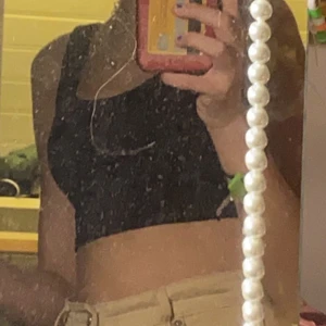 linne - ett kort snyggt linne från gina tricot, säljer pga att de har blivit för litet! den har inga allvarliga problem bara att tråden har dragits upp lite men inget man ser❤️ skriv privat så skickar jag fler bilder