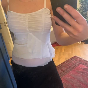 Fint vitt spetslinne  - Passar S-M. Fint och somrigt! 