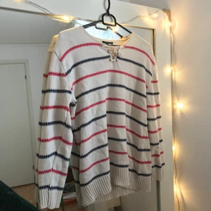 Pippi tröja  - Så fin ”pippi” tröja!! Använt många gånger men fortfarande i bra skick. Köptes i en butik på Öland för många år sedan. I storlek L men jag som är S kan ändå använda den, då den blir fint oversized. Jättefin att ha under svala sommarkvällar som kalla vinterdagar.