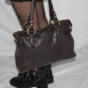 #14 BRUN VÄSKA - Först till kvarn gäller på alla våra plagg. Ingen budgivning och kunden står för frakten. Betalning sker via Swish till numret: 123 329 17 70