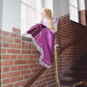 Fin Rapunzel kostym använd 2 gånger. Toppen har limmad boning på insidan