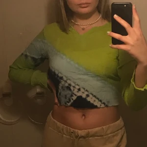 Batiktopp -  Har klippt av den själv så kanten kan vara lite ojämn men det går lätt att fixa till✌️✌️ köparen står för frakt