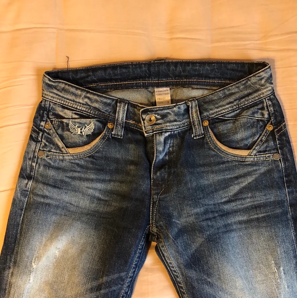 Ett par unika jeans med vingar på rumpan. Supercoola men passar tyvärr inte mig längre. De är väldigt långa i benen (innerbenslängden är 80 cm).. Jeans & Byxor.