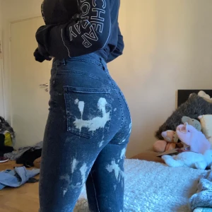 Egenblekta jeans  - Ett par vanliga svart/gråa jeans från Hm, som jag blekt hemma! As coola och passar till mycket. Har fått väldigt många komplimanger när jag haft dem på:) väldigt stretchiga. Frakt ingår i priset.