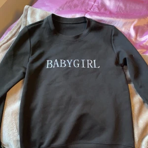 Tjocktröja med tryck  - Storlek S 