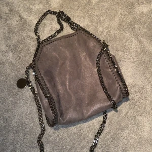 Stella McCartney väska - Inte kopia, men inspirerad väska av Stella McCartney! Sparsamt använd därav jättefint skick! 