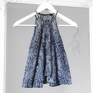 Zara turtle linne XS - Färg: svart/vit.  Strl: XS.  Snyggt linne från Zara. Använd vid några tillfällen. Skönt fladdrigt material. Passar både vardags och fest! Kommer ej till användning och stor garderobsrensning pågår! Frakt tillkommer.