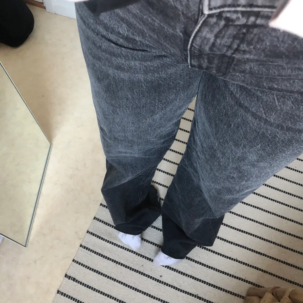 Populära jeans från ZARA. Endast testade, men hann inte skicka tillbaka dem så säljer de här istället 💕 . Jeans & Byxor.