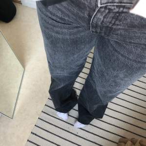 Populära jeans från ZARA. Endast testade, men hann inte skicka tillbaka dem så säljer de här istället 💕 