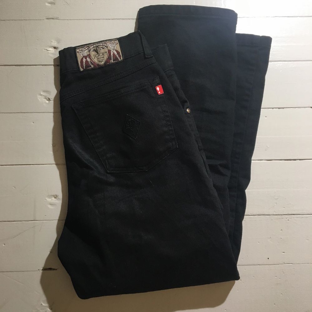 Säljer dessa svarta jeans från ett schysst skatermärke, Joop. Storlek w34/L32. Jeans & Byxor.
