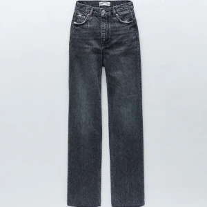 Zara jeans - Säljer dessa gråa raka jeans från zara i str 38 då dem var för stora🥶 fick hem dem idag så alla lappar finns kvar och bra skick! Går att klippa egen längd men väldigt långa på mig som är 165 cm⚡️ BUDGIVNING AVSLUTAD