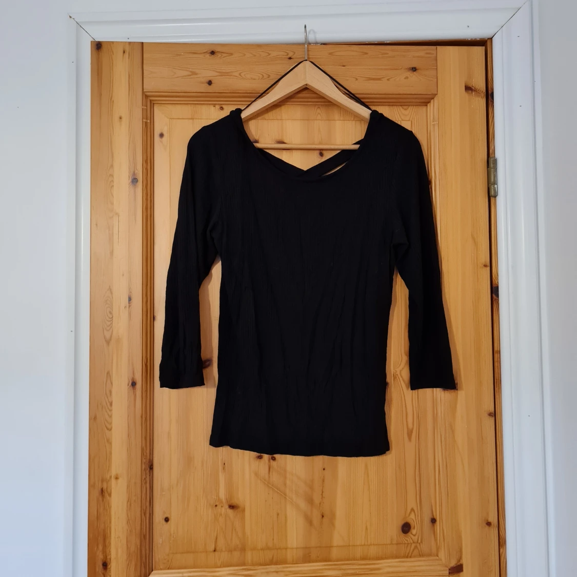 Svart tröja med korsad baksida - 90