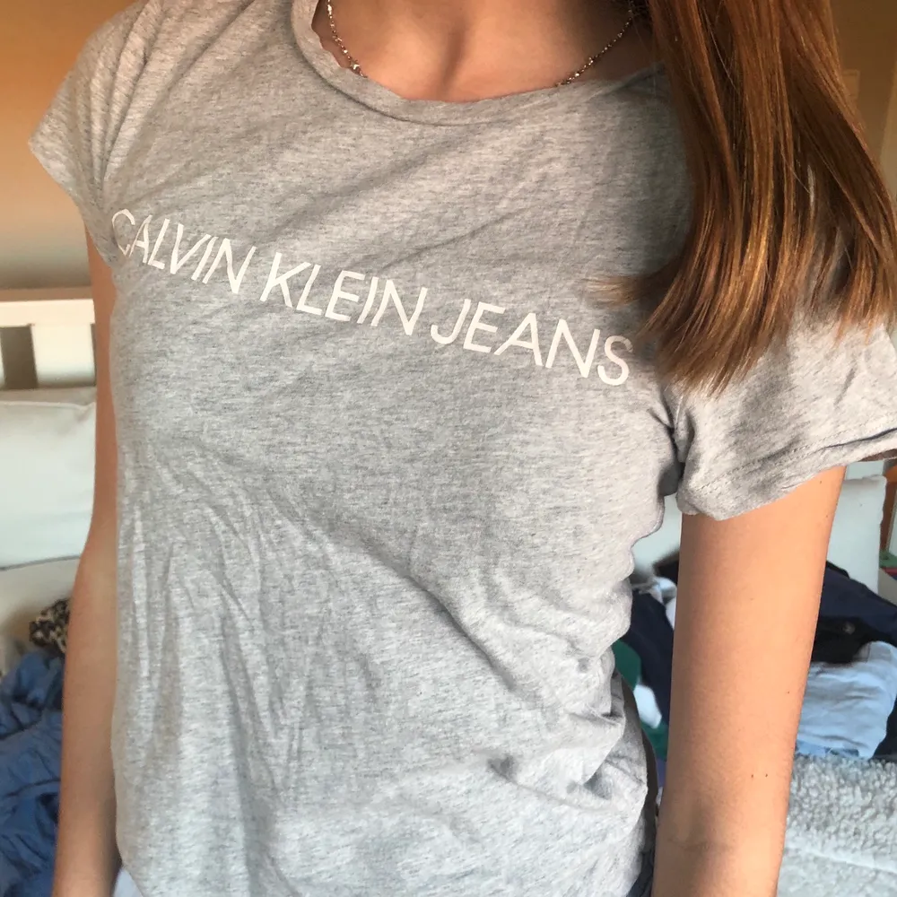 En jätte fin äkta Calvin Klein T-shirt. Använd ett fåtal gånger, nypris 400 säljer för endast 135. Storlek XS men passar även S💖💖. T-shirts.