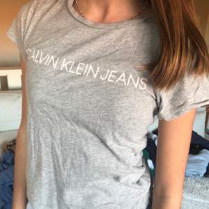 En jätte fin äkta Calvin Klein T-shirt. Använd ett fåtal gånger, nypris 400 säljer för endast 135. Storlek XS men passar även S💖💖
